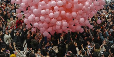 Γιορτινή ατμόσφαιρα σε εμπορικό κέντρο στο Πεκίνο, καθώς οι επισκέπτες απαθανατίζουν με το κινητό τους τα μπαλόνια που πέφτουν, γιορτάζοντας την έλευση του 2026 κατά την αντίστροφη μέτρηση της Πρωτοχρονιάς