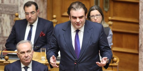 Ο Κυριάκος Πιερρακάκης στα κυβερνητικά έδρανα