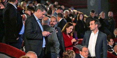 Τα πηγαδάκια στο Παλλάς στην παρουσίαση του βιβλίου Τσίπρα