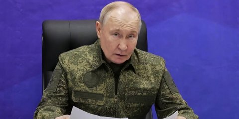 Ο Ρώσος πρόεδρος Βλαντιμίρ Πούτιν με στρατιωτική στολή