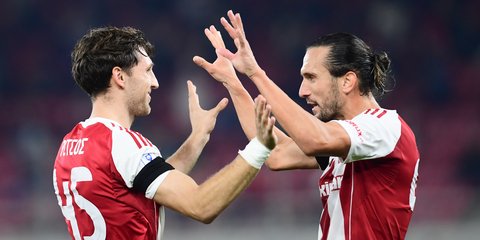 O Ρέτσος πανηγυρίζει με συμπαίκτη του