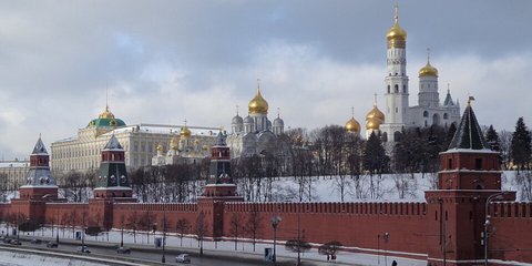 Τα τείχη του Κρεμλίνου στις όχθες του Μόσχοβα στη ρωσική πρωτεύουσα