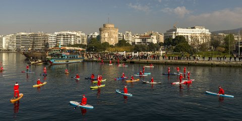 Αγιοβασίληδες πάνω σε σανίδες στον Θερμαϊκό για το 5ο Santa SUP