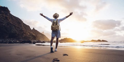 Το 2026 είναι η χρονιά που τα ταξίδια σταματούν να λειτουργούν ως κατανάλωση εμπειριών και επιστρέφουν στον αρχικό τους ρόλο: λύτρωση, ανάπαυση, επανεκκίνηση / SHUTTERSTOCK