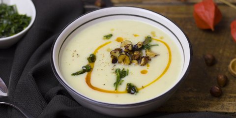 Σούπα βελουτέ με σελινόριζα και κάστανα / Φωτογραφία: Unsplash