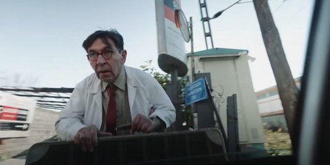 Ο Γεράσιμος Σκιαδαρέσης με τη βαλίτσα που χάθηκε