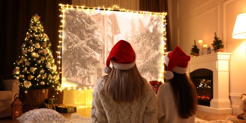 Δύο γυναίκες παρακολουθούν ταινία