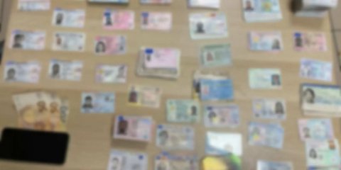 Κλεμμένες ταυτότητες που κατασχέθηκαν κατά τη σύλληψη του 45χρονου