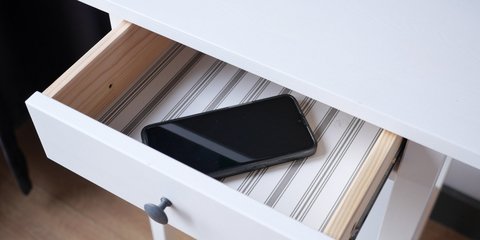 https://www.iefimerida.gr/sites/default/files/styles/phablet_article_image/public/2025-12/tilefono-syrtari6.jpg?itok=nCQwiZZl