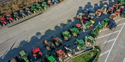  Αγρότες στο μπλόκο των Μαλγάρων 