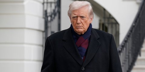 Ο Ντόναλντ Τραμπ με κασκόλ