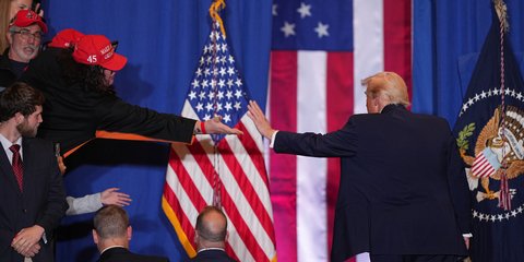 Ο πρόεδρος των ΗΠΑ, Ντόναλντ Τραμπ χαιρετά οπαδούς του