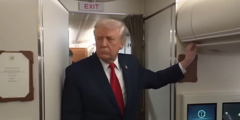 Ο Τραμπ μιλούσε στους δημοσιογράφους και κάποιος προσπαθούσε να βγει από την τουαλέτα