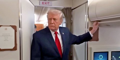 Ο Τραμπ μιλούσε στους δημοσιογράφους και κάποιος προσπαθούσε να βγει από την τουαλέτα