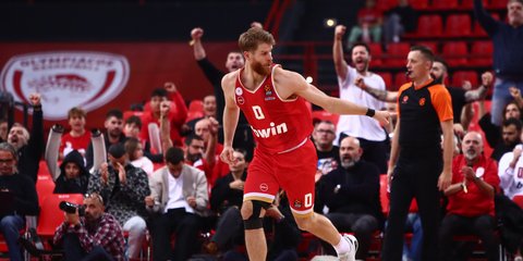 Ο Τόμας Γουόκαπ πανηγυρίζει καλάθι του Ολυμπιακού 