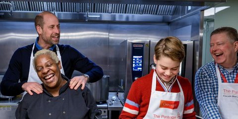 Ο πρίγκιπας Ουίλιαμ και ο 12χρονος γιος του, Tζόρτζ, ετοίμασαν χριστουγεννιάτικα γεύματα για άστεγους