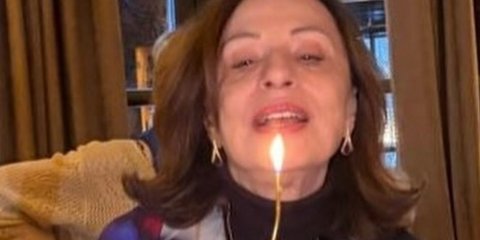 Η Χάρις Αλεξίου σβήνει την τούρτα για τα γενέθλιά της 