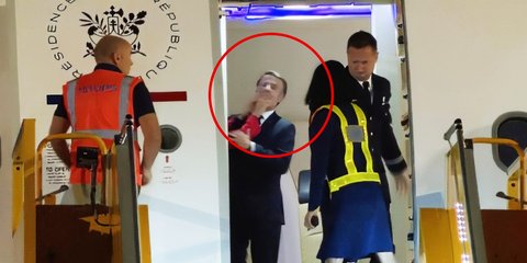 Η κίνηση της Μπριζίτ στον Μακρόν λίγο πριν κατέβουν από το αεροπλάνο, στο Βιετνάμ