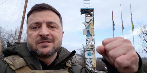 Ο Βολοντιμίρ Ζελένσκι σφίγγει τη γροθιά του