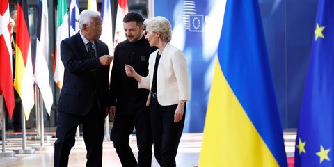  Κόστα, ο Πρόεδρος της Ουκρανίας Βολοντίμιρ Ζελένσκι και η Πρόεδρος της Ευρωπαϊκής Επιτροπής Ούρσουλα φον ντερ Λάιεν στη Σύνοδο Κορυφής της ΕΕ