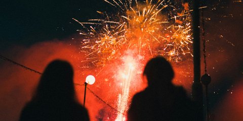 Άνθρωποι παρακολουθούν τα πυροτεχνήματα