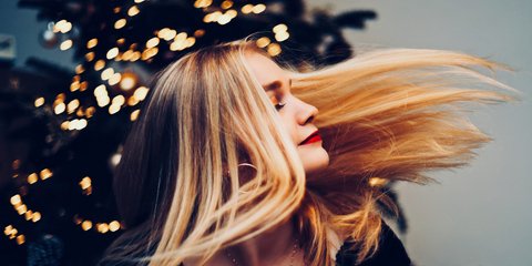 Γυναίκα σε γιορτινή διάθεση 