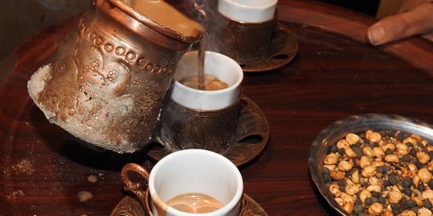 Ο μενενγκίτς ξεχωρίζει για την παχύρρευστη υφή του, τον πλούσιο αφρό και τη γεύση που θυμίζει ξηρό καρπό με ελαφριά πικράδα / SHUTTERSTOCK