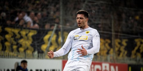 Ο Λούκα Γιόβιτς πανηγυρίζει το γκολ εναντίον του Αστέρα Τρίπολης