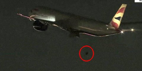 Η στιγμή της αποκόλλησης του τροχού από το αεροσκάφος της British Airways