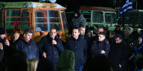 Αγρότες στο μπλόκο της Νίκαιας μετά από σύσκεψη