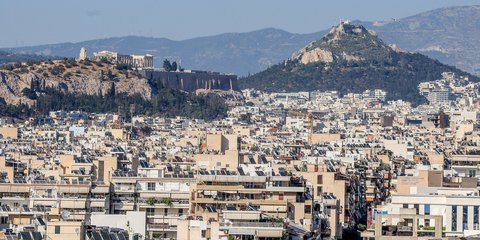 Ακίνητα στην Αθήνα, με φόντο την Ακρόπολη και τον Λυκαβηττό