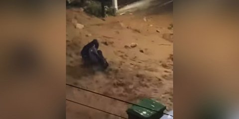 Τρομέρες εικόνες από Άνω Γλυδάφα: Πολίτες βοηθούν ο ένας τον άλλο για να μην παρασυρθούν από τους χειμάρρους