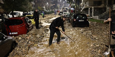 Εικόνες καταστροφής μετά το πέρασμα της κακοκαιρίας στην Άνω Γλυφάδα