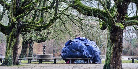 Αυτοσχέδια κατοικία με ομπρέλες σε πάρκο στην Φρανκφούρτη