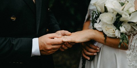 Ζευγάρι παντρεύεται