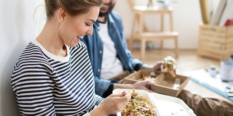 Ζευγάρια που δαπανούν χρήματα για μικρές υπηρεσίες δηλώνουν υψηλότερα επίπεδα ικανοποίησης από τη σχέση τους / SHUTTERSTOCK