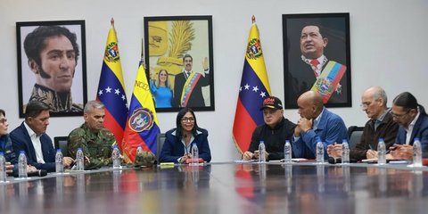 Η Ντέλσι Ροντρίγκεζ στην πρώτη συνεδρίαση του συμβουλίου ως υπηρεσιακή πρόεδρος της Βενεζουέλας 