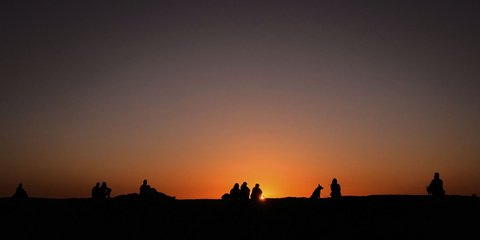 Απολαμβάνοντας τη δύση του ηλίου σε παραλία στην Καλιφόρνια