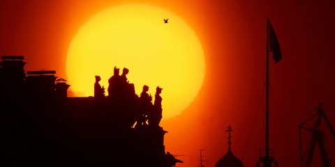 Εντυπωσιακή δύση του ηλίου πίσω από το Μουσείο Ερμιτάζ