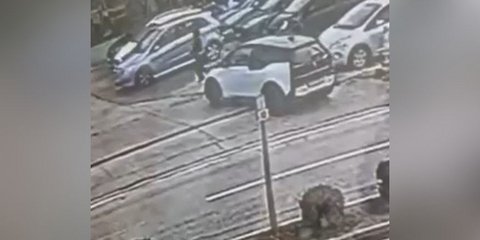 Βριλήσσια: Βίντεο-ντοκουμέντο από τη στιγμή που οδηγός παρασέρνει μία υπάλληλο των ΕΛΤΑ 