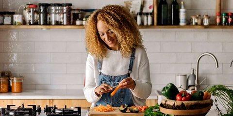 Αν το 2026 είναι η χρονιά που θέλεις να νιώσεις πιο άνετος και, κυρίως, πιο... «νικητής» στην κουζίνα σου, να ξέρεις ότι δεν χρειάζεσαι ούτε επανάσταση ούτε αυστηρό πρόγραμμα / SHUTTERSTOCK