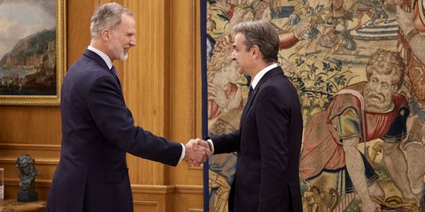 Χειραψία του Κυριάκου Μητσοτάκη με τον βασιλιά Φελίπε