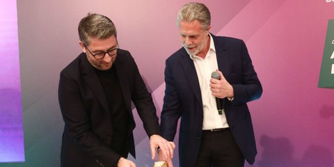 Ανδρουλάκης και Γερουλάνος στη κοπή πίτας στο Caravel