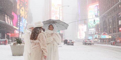 Περιμένοντας στην Times Square, εν μέσω χιονιά
