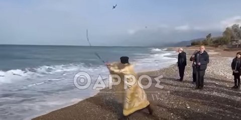 Ιερέας έδεσε τον Σταυρό σε καλάμι ψαρέματος στην Μεσσηνία και τον έριξε στη θάλασσα