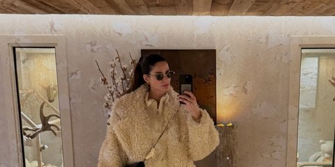 Η Ηλιάνα Παπαγεωργίου με UGG μποτάκια και το πανωφόρι που είναι το trend του φετινού χειμώνα