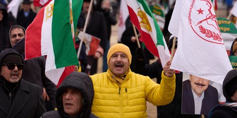 Διαδηλωτές με σημαίες του Ιράν