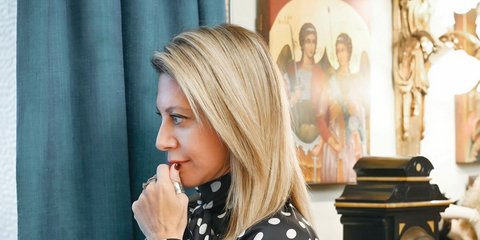 H Μαρία Καρυστιανού με φόντο θρησκευτικές εικόνες στο γραφείο της Γρατσία