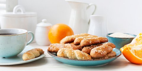 Κουλουράκια πορτοκαλιού με σουσάμι, χωρίς γλουτένη / Φωτογραφία: Shutterstock