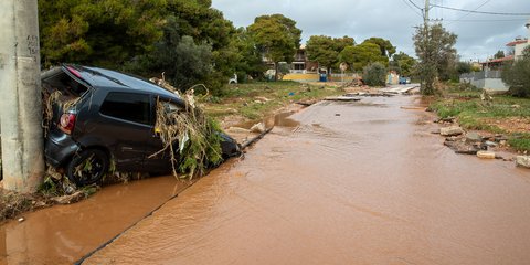 Λασπόνερα παντού στη Βάρη από το σαρωτικό πέρασμα της κακοκαιρίας